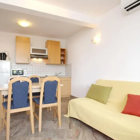 In Mit Eigenem Balkon By Interhome Apartamento
